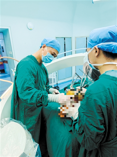 醫(yī)生為陳阿婆實(shí)施手術(shù)。