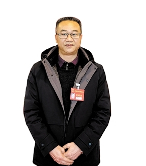 開平市人大代表，龍勝鎮(zhèn)龍勝墟社區(qū)黨支部書記、居委會主任張健鋒