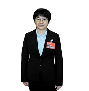 開平市人大代表，馬岡鎮(zhèn)聯(lián)岡村黨總支書記、村委會主任梁泳怡