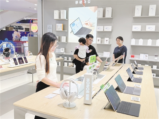 不少市民到門店看新款手機。