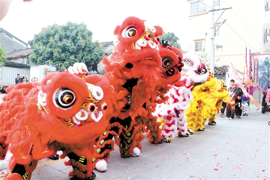 巡游途中，醒獅隊(duì)帶來活靈活現(xiàn)的舞獅表演。