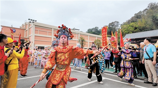 英歌舞者個(gè)個(gè)身姿矯健，步伐有力，激情四溢。