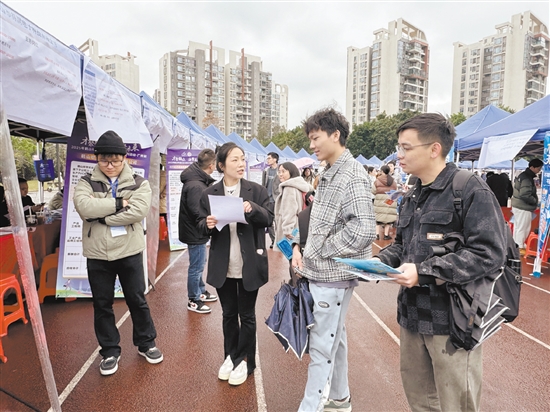 校園招聘會吸引不少高校學(xué)子前來咨詢應(yīng)聘。