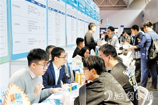 企業(yè)代表與求職者面對面交流。