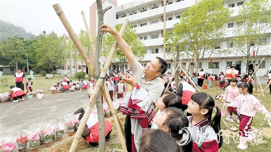 植樹后，大家在樹上掛上牌子以作紀(jì)念。