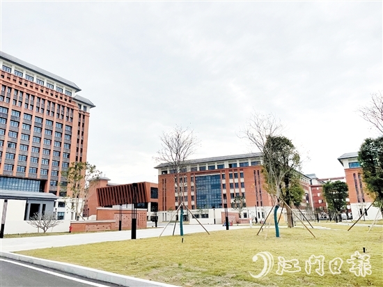 恩平智造學(xué)院設(shè)置在恩平市職教園內(nèi)，擁有優(yōu)質(zhì)的職業(yè)教育條件。