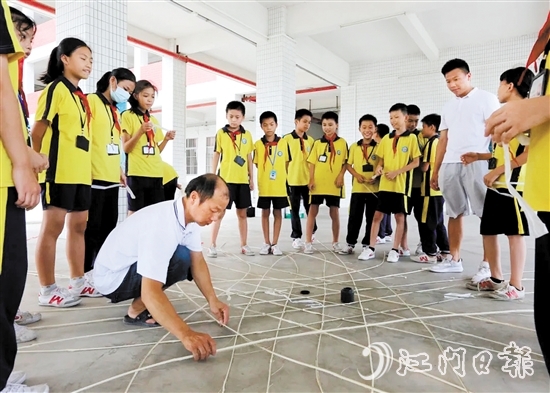 鄺活發(fā)參與“非遺進(jìn)校園”活動(dòng)，為年輕一代講解泮村燈會(huì)相關(guān)知識(shí)。
