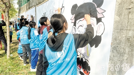活動現(xiàn)場，大家一起繪制“哪吒”主題墻畫。