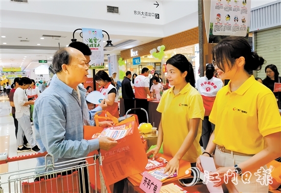 工作人員耐心解答市民疑問，大力宣傳普及消費者權(quán)益保護等有關(guān)知識。