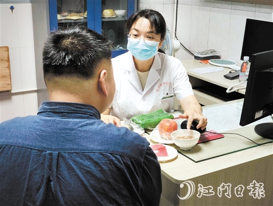 體重管理門(mén)診內(nèi)分泌科、營(yíng)養(yǎng)科區(qū)長(zhǎng)羅群芳向記者介紹食物所含熱量。