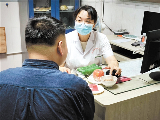 體重管理門診內(nèi)分泌科、營(yíng)養(yǎng)科區(qū)長(zhǎng)羅群芳向記者介紹食物所含熱量。