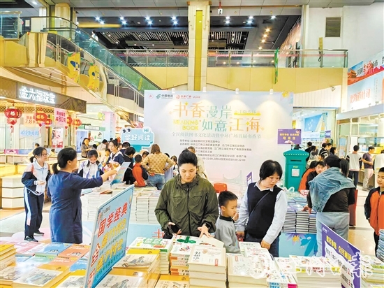 學(xué)生和家長(zhǎng)正在選購(gòu)圖書(shū)。