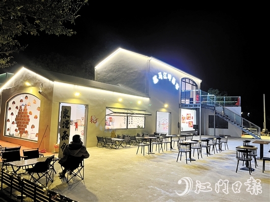 歇馬江畔集市由村集體廢舊物業(yè)改建而成，成為村中的“打卡點(diǎn)”。