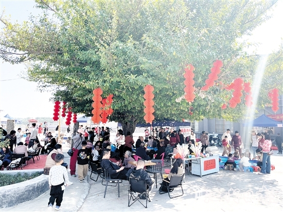 歇馬江畔集市游人如織。