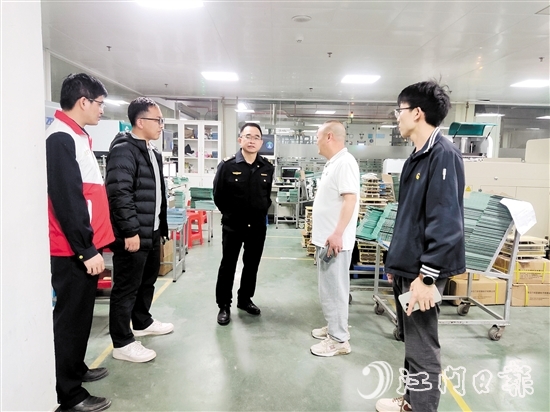 恩平市應(yīng)急管理局工作人員到企業(yè)開展“平安夜訪”。