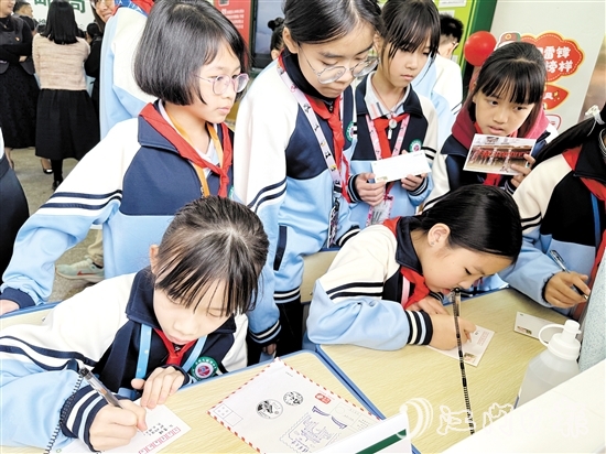 學(xué)生們?cè)诿餍牌蠈?xiě)上對(duì)好友、父母、老師想說(shuō)的話(huà)。