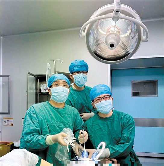 黃暉（左一）擔(dān)任主刀施行腔鏡下乳腺癌手術(shù)。