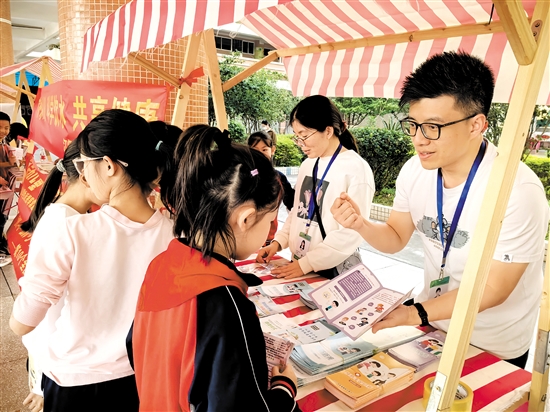 江門市疾控中心工作人員走進(jìn)校園，科普體重管理知識(shí)。