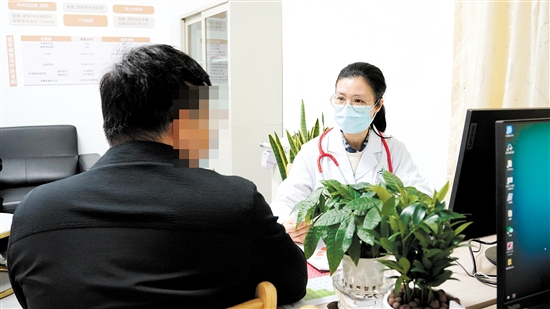 首批來診群眾進(jìn)行診療體驗(yàn)。