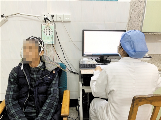 醫(yī)生為患者進(jìn)行長程視頻腦電圖檢測。