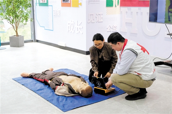 學(xué)員在講師的指導(dǎo)下學(xué)習(xí)心肺復(fù)蘇和AED操作。