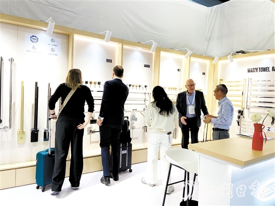 展覽會(huì)上，水口衛(wèi)浴企業(yè)以區(qū)域品牌集體亮相，贏得全球客商的廣泛關(guān)注。