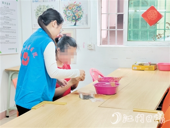 在項目組的用心指導下，小燕的就業(yè)技能越來越嫻熟了。