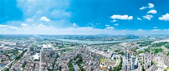 荷塘鎮(zhèn)地處珠三角腹地，四面環(huán)水、交通便利。羅霈