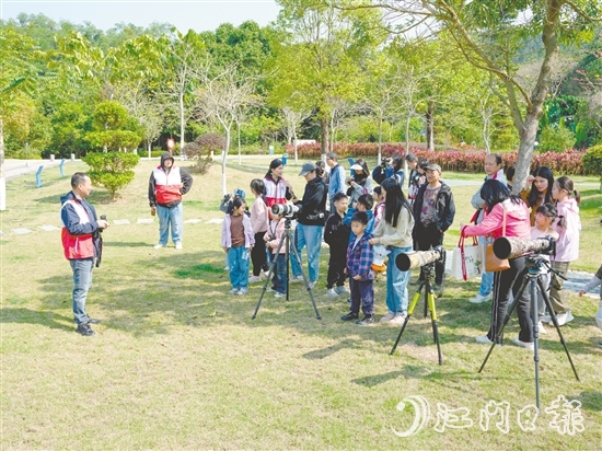 孩子們在學(xué)習(xí)觀鳥技巧。