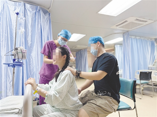 準(zhǔn)爸爸可以在準(zhǔn)媽媽陣痛時(shí)給予鼓勵(lì)。