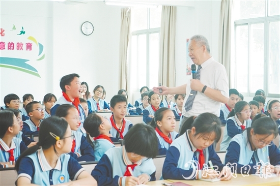 白武明在課堂上與學(xué)生互動。