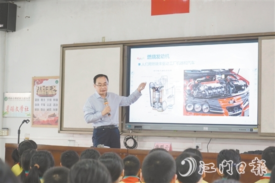 謝鵬云向?qū)W生們介紹燃燒學(xué)的應(yīng)用。