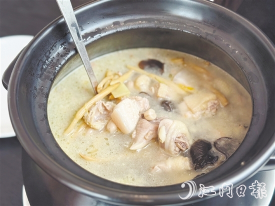 三合煮雞酒是臺山的一道傳統(tǒng)名菜。