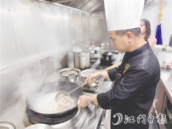 廚師嚴(yán)格精選原材料，確保每一道菜品都是選用新鮮地道的食材。