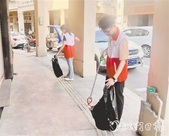 大江鎮(zhèn)團(tuán)委組織志愿者在轄區(qū)內(nèi)開展人居環(huán)境整治志愿服務(wù)活動(dòng)。