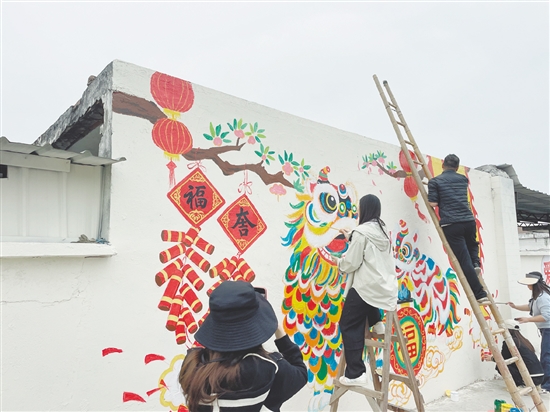 逕口村邀請(qǐng)藝術(shù)團(tuán)隊(duì)在墻上繪畫，推動(dòng)村容村貌提升。