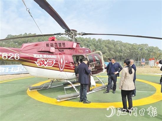 游客在恩平泉林飛行主題館乘坐觀光直升機。