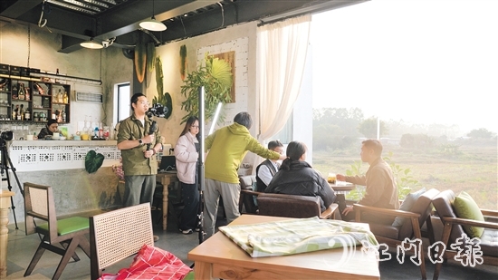 伍浩嶸（左一）與團(tuán)隊(duì)成員在拍攝短片中。