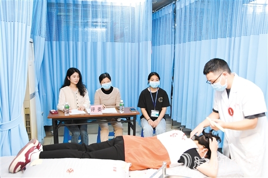 比賽中，選手們進(jìn)行了針刺、推拿、拔罐、刮痧、艾灸5項(xiàng)中醫(yī)藥適宜技術(shù)的較量。