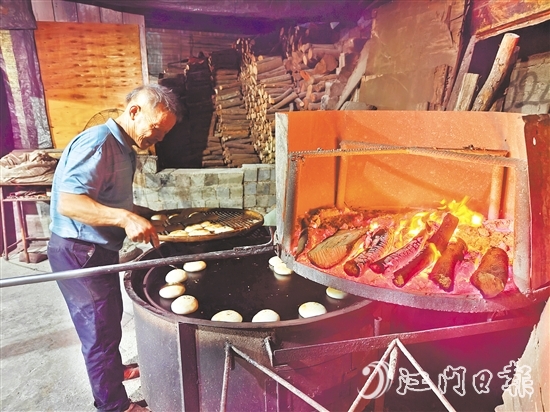 新鮮出爐的恩平燒餅，是恩平人念念不忘的家鄉(xiāng)味道。
