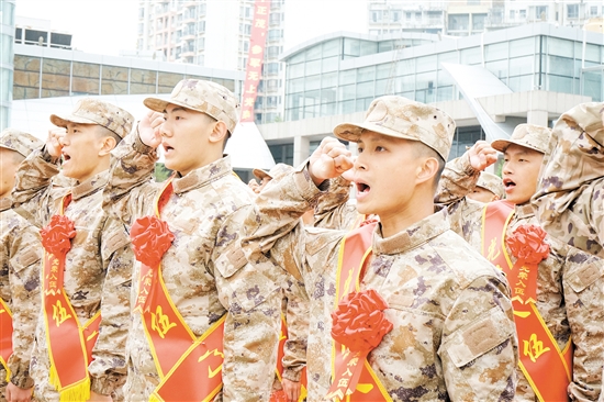 入伍新兵在鄉(xiāng)親們的見證下莊嚴宣誓。