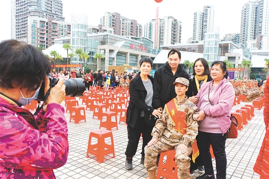 入伍新兵出發(fā)前身著軍裝與家人合影留念。