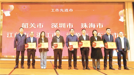 江門市第三人民醫(yī)院黨委書(shū)記梁先鋒（左四）代表領(lǐng)獎(jiǎng)。