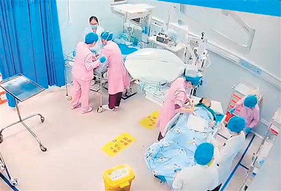 產(chǎn)婦被緊急送入搶救室，破水3分鐘后寶寶平安誕生。