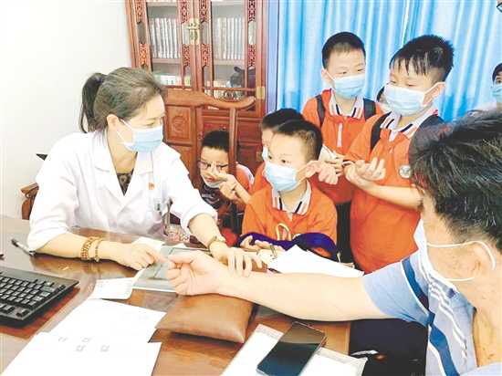 “五邑小郎中”學習中醫(yī)把脈。