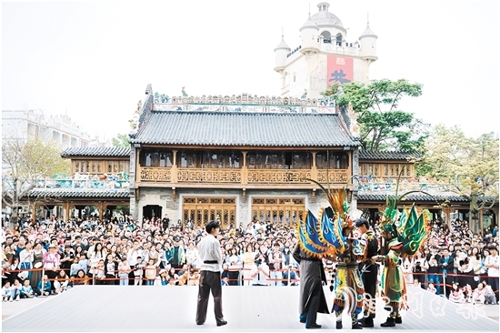 赤坎華僑古鎮(zhèn)日超50場精彩演出讓游客樂不思蜀。