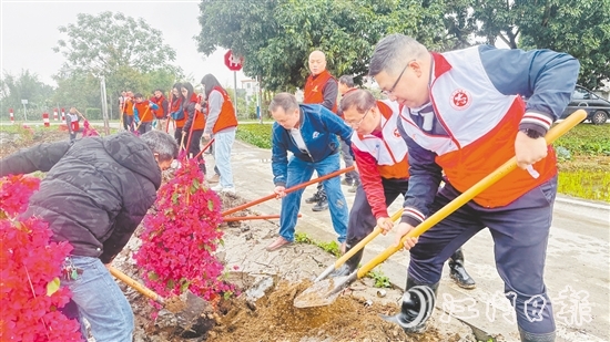 黨員干部、村民代表合力栽下樹苗，為公路沿線增添一抹生機(jī)。