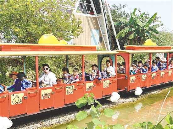 佛山學(xué)子到江門古勞水鄉(xiāng)旅游區(qū)開展研學(xué)活動。