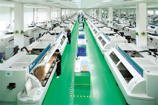 隨著專(zhuān)精特新企業(yè)矩陣持續(xù)擴(kuò)容，它們將成為推動(dòng)開(kāi)平經(jīng)濟(jì)高質(zhì)量發(fā)展的核心引擎。開(kāi)平依利安達(dá)電子有限公司是此次上榜名單的企業(yè)之一。圖為企業(yè)生產(chǎn)車(chē)間。