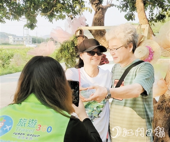 港澳游客來到臺(tái)山鄉(xiāng)村旅游，并合影留念。